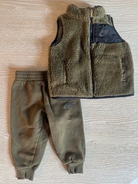 Nike Army green Faux Fur Sheerling vest and pant set, 2t